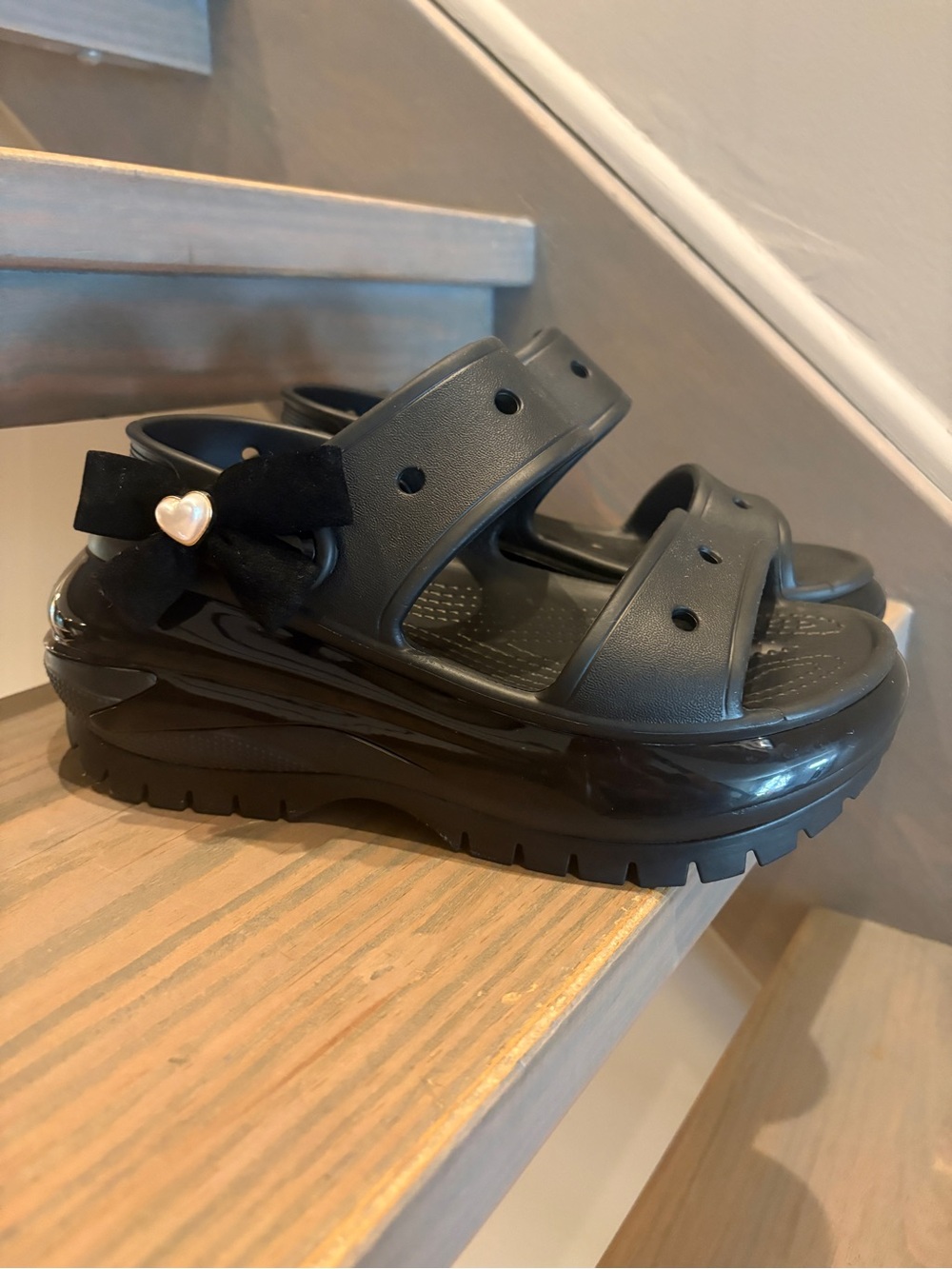 Crocs Mega Crush Sandal in black, size 6